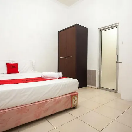 RedDoorz Syariah near Taman Bungkul-2